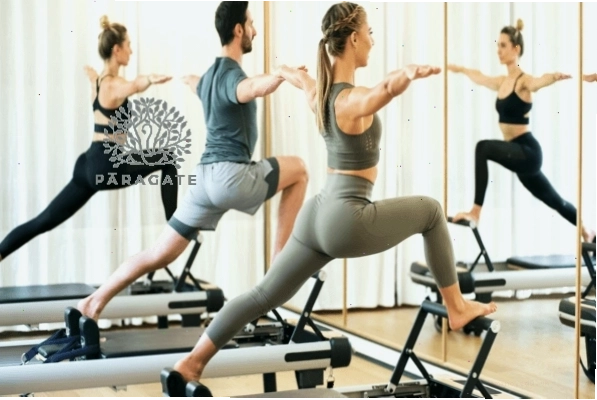 Nam giới thực hiện bài tập đẩy tạ với tạ đòn trong phòng gym