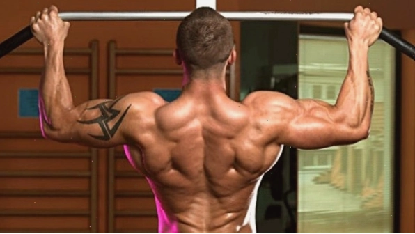 Nam giới thực hiện bài tập Deadlift để xây dựng lưng chữ V