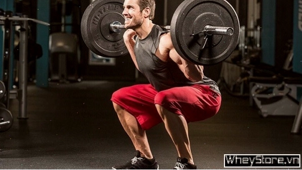 Nam giới thực hiện bài tập Deadlift với tạ đòn