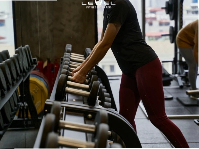 Nam giới thực hiện bài tập Dumbbell Curl phát triển cơ tay trước