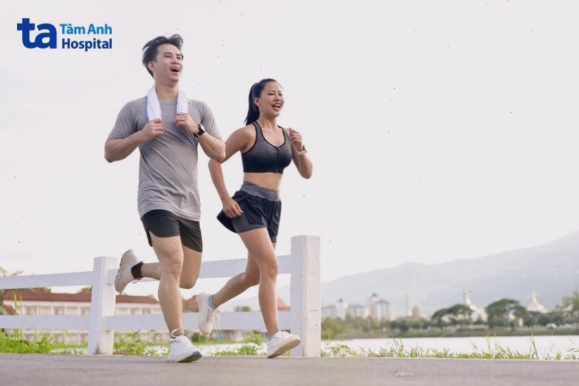 Nam giới thực hiện bài tập hít đất phát triển cơ bắp