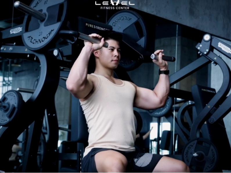 Nam giới thực hiện bài tập kéo xà phát triển cơ lưng