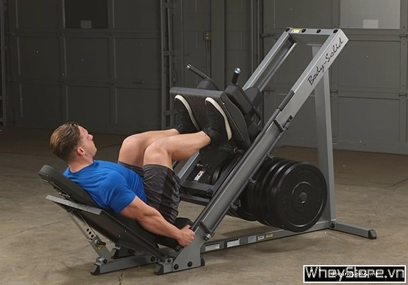 Nam giới thực hiện bài tập Leg Curl