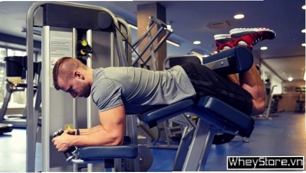 Nam giới thực hiện bài tập Leg press