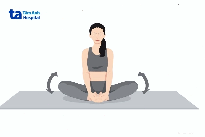 Nam giới thực hiện bài tập yoga nhẹ nhàng cho khớp gối