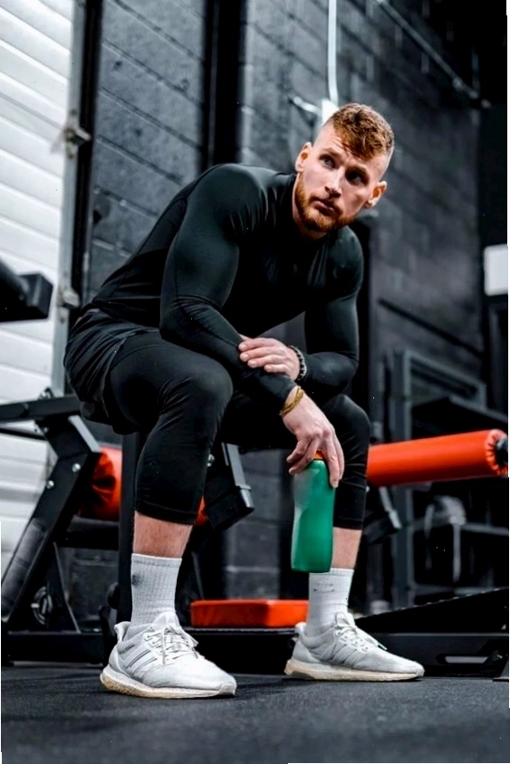 Nam giới thực hiện động tác Deadlift khoe cơ bắp