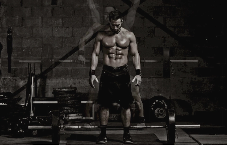 Nam giới thực hiện động tác Handstand trong phòng gym