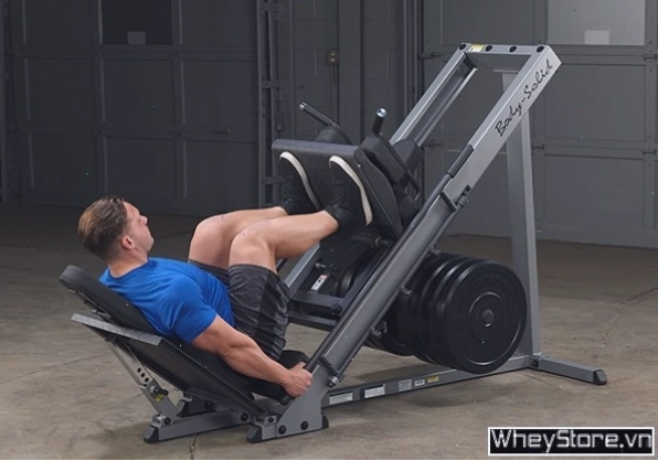 Nam giới thực hiện Leg Press