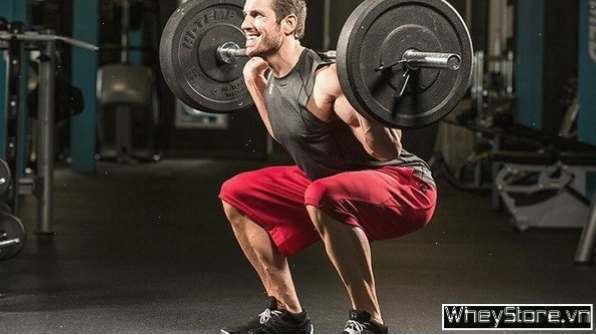 Nam giới thực hiện Single Leg Deadlift với tạ đơn