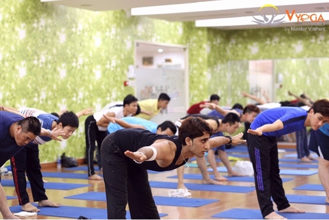 Nam giới thực hiện tư thế Cái cây trong yoga
