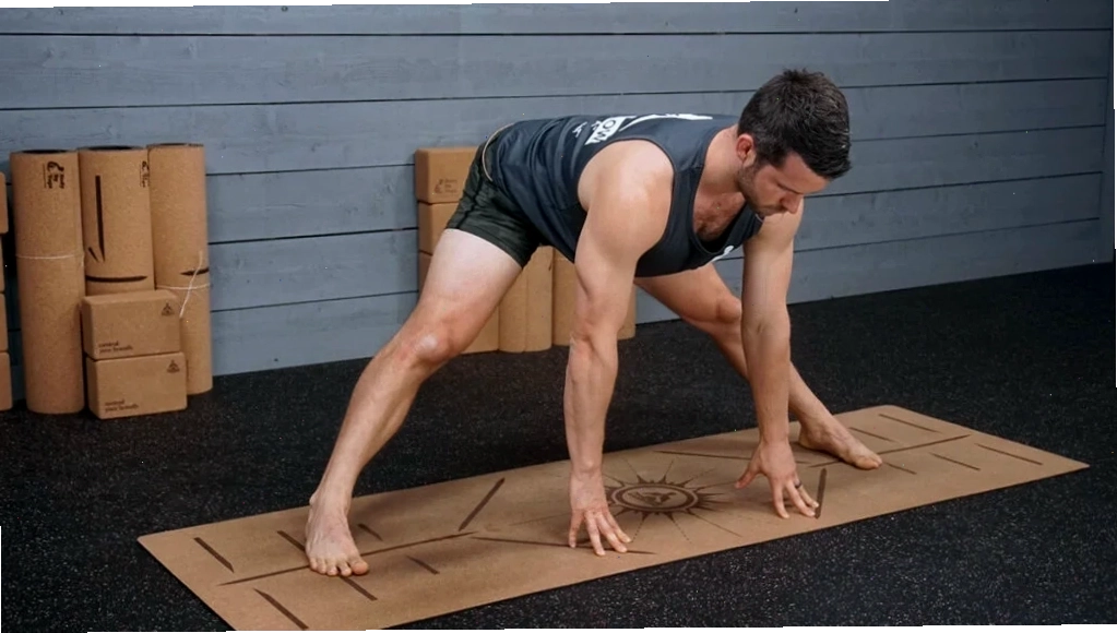 Nam giới thực hiện tư thế Chó úp mặt (Downward-Facing Dog) để kéo giãn toàn thân