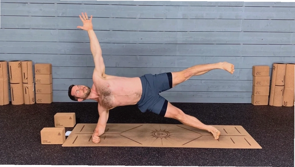 Nam giới thực hiện tư thế Tấm ván (Plank Pose) để tăng cường sức mạnh cốt lõi