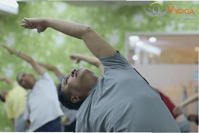 Nam giới thực hiện tư thế yoga tăng cường sức mạnh cơ bắp vai và lưng