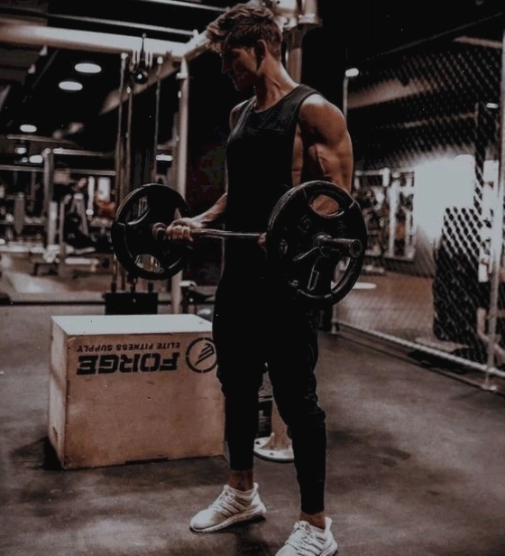 Nam gymer hít xà đơn, hai tay rộng hơn vai, ưỡn ngực