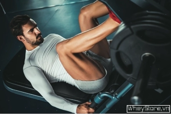 Nam gymer thực hiện bài tập Leg Press