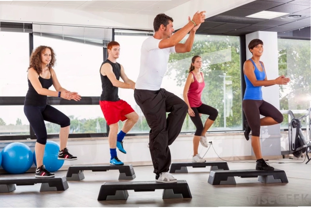 Nam gymer thực hiện bài tập tạ đôi tay sau (triceps)
