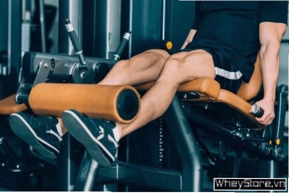 Nam gymer thực hiện động tác Deadlift với thanh tạ