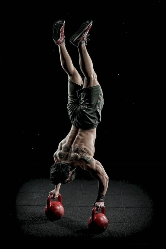 Nam gymer thực hiện tư thế trồng chuối (Handstand) khoe đường nét cơ thể săn chắc
