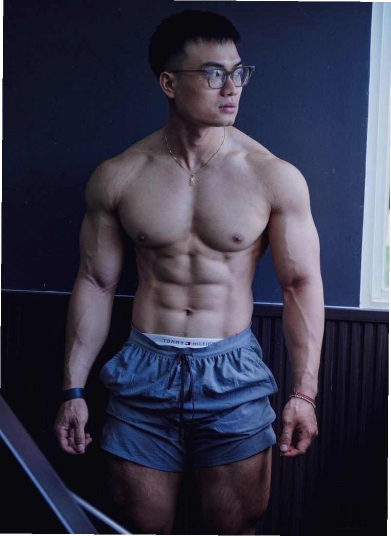 Nam sinh trường Luật với body 6 múi ấn tượng