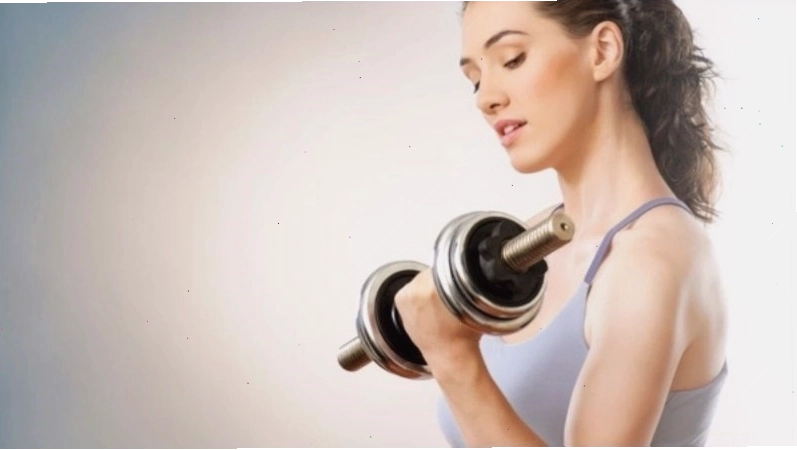 Nâng tạ giúp cánh tay thon gọn và săn chắc