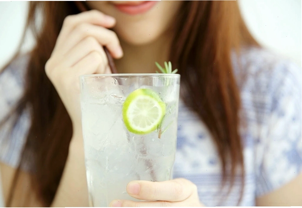 Nên uống nước chanh sau các bữa chính khoảng từ 30 phút