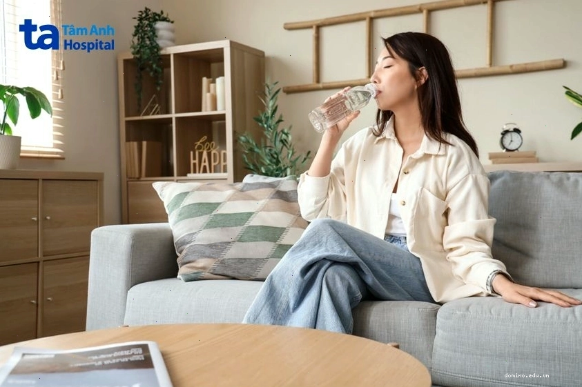 Nên uống nước trước bữa ăn để hỗ trợ giảm cân