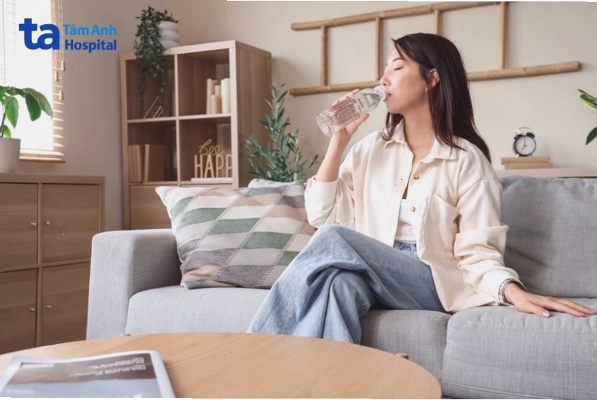 Nên uống nước trước bữa ăn để hỗ trợ giảm cân