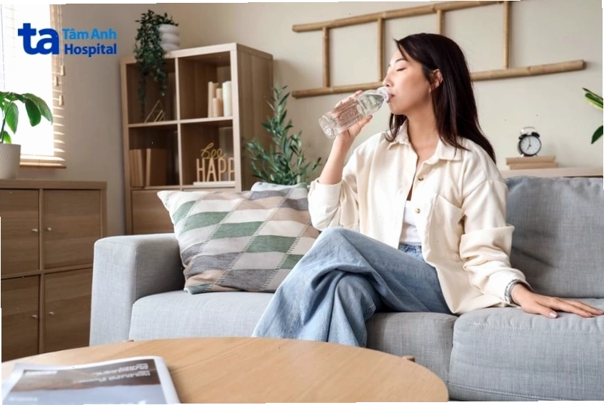 Nên uống nước trước bữa ăn để hỗ trợ giảm cân