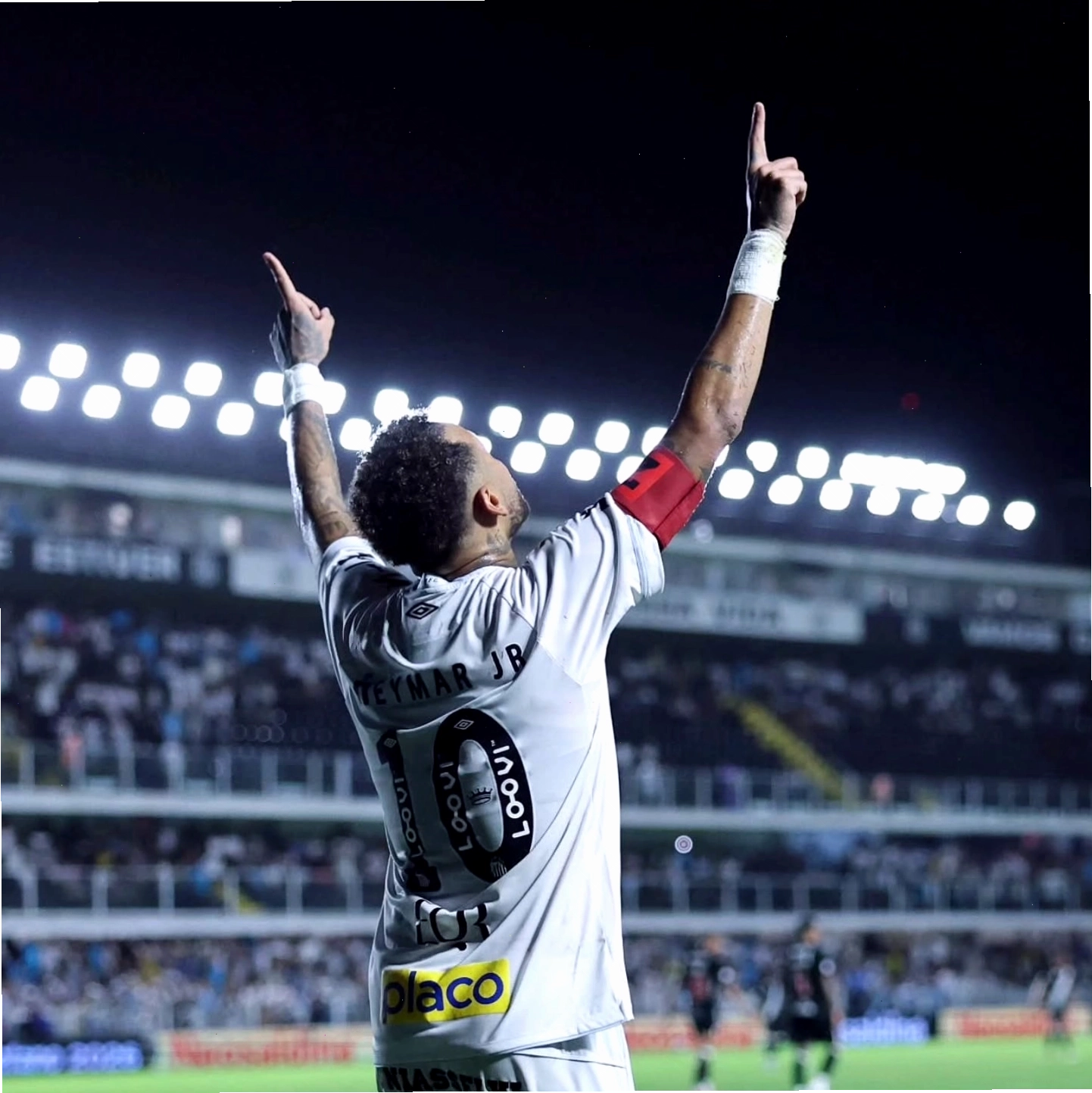 Neymar thể hiện kỹ thuật đi bóng điêu luyện