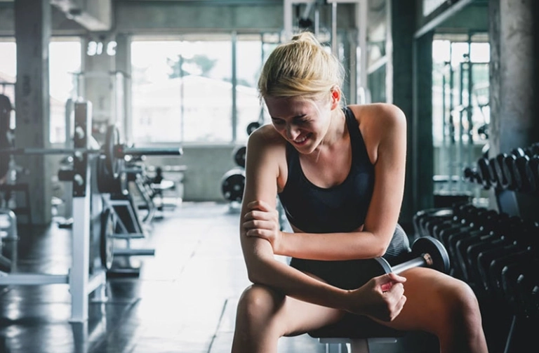 Ngày đầu tập gym bị đau cơ: Có nên tập tiếp và cách giảm đau hiệu quả