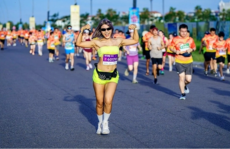 Ngọc Lan, nữ hoàng thể hình, khoe dáng trên đường chạy marathon