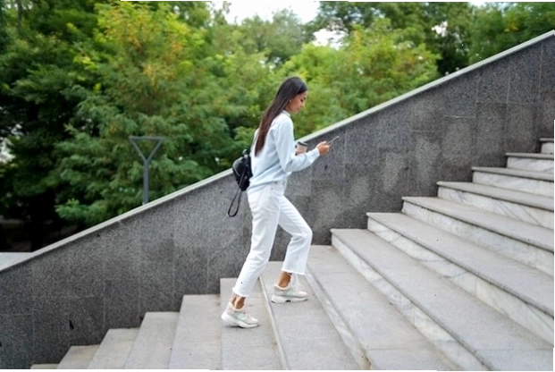 Ngồi kiễng chân là bài tập đơn giản giảm mỡ bắp chân