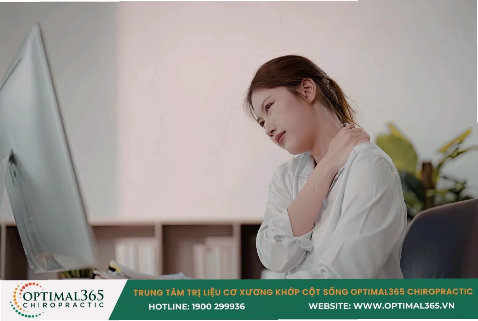 Ngồi sai tư thế làm việc là nguyên nhân đau vai gáy và tê bì tay chân phổ biến