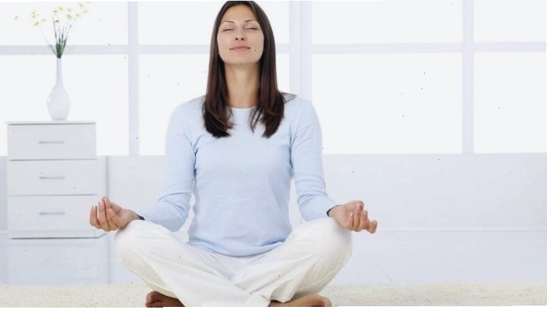Ngồi thoải mái trên giường, từ từ vươn người về phía trước