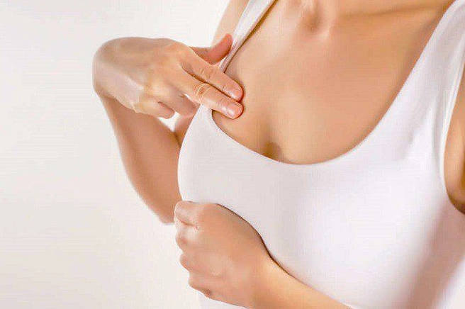 Ngực bị chảy xệ sau sinh phải làm sao? Hướng dẫn khắc phục toàn diện