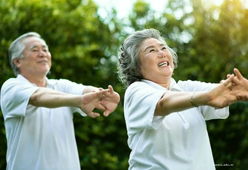Người cao tuổi tập yoga trên ghế
