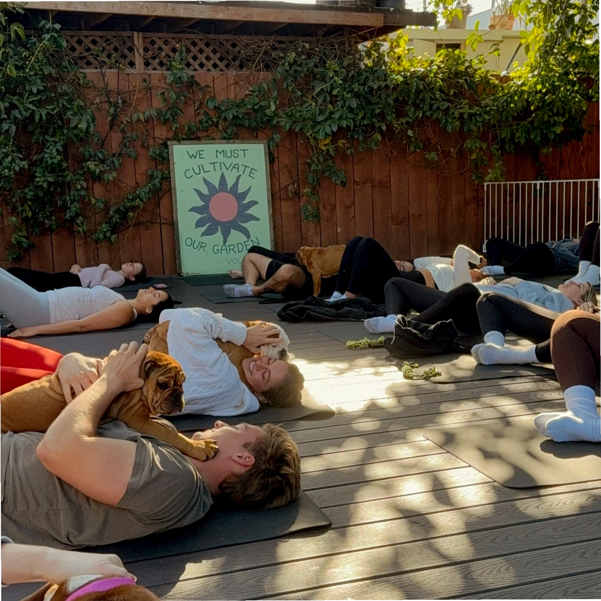 Người chuẩn bị thảm yoga cho buổi tập