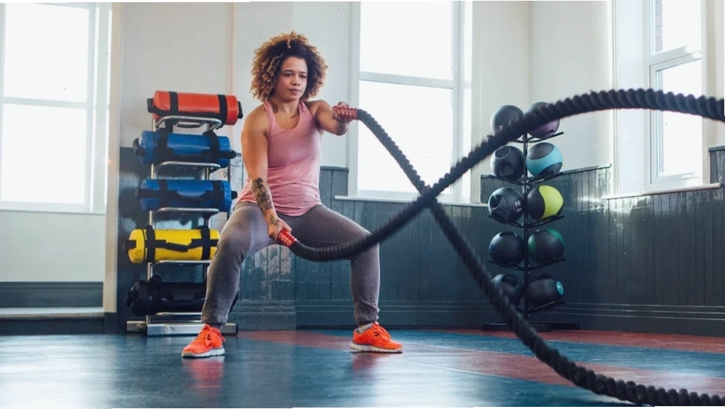 Người có dáng người mesomorph tập luyện kết hợp tạ và cardio