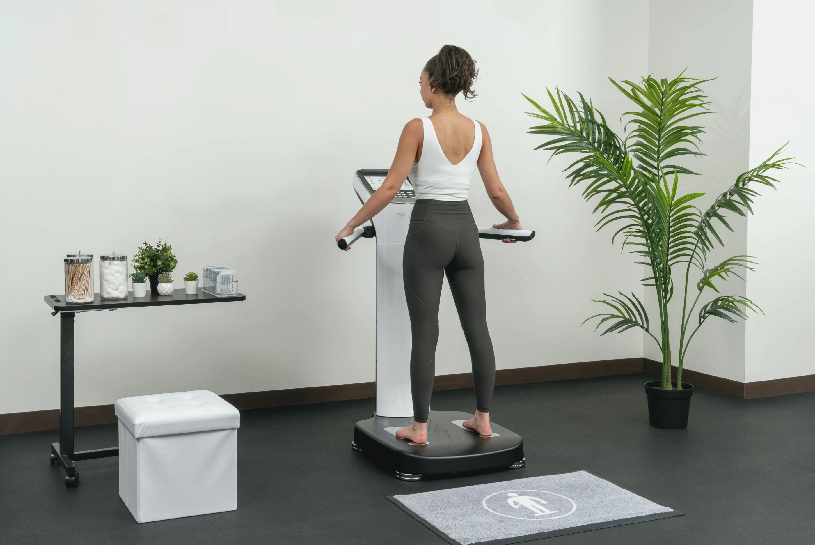 Người đàn ông đang sử dụng máy phân tích thành phần cơ thể InBody để đo body fat