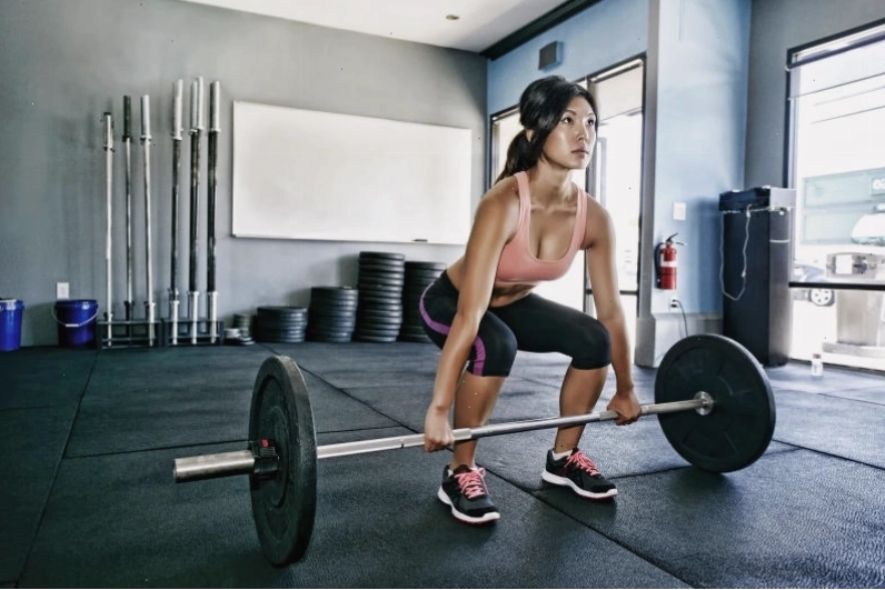Người đàn ông đang tập bicep curl với tạ đơn