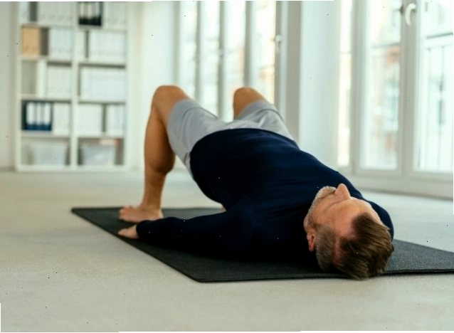 Người đàn ông đang tập động tác cầu môn (Glute Bridge)