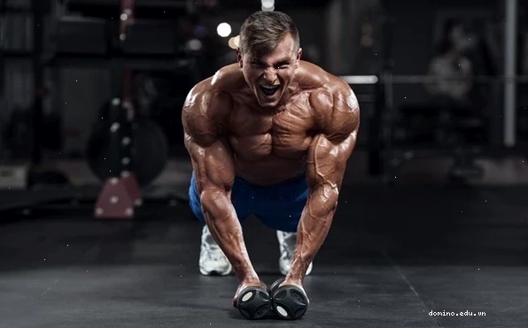 Người đàn ông đang tập tạ trong phòng gym