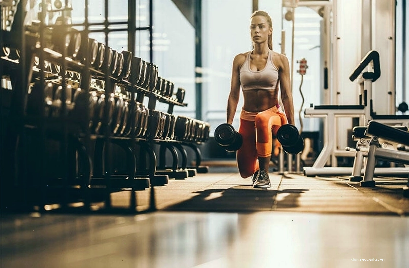Người đàn ông đang tập tạ trong phòng gym