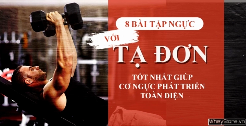 Người đàn ông đang thực hiện bài tập ngực với tạ đơn