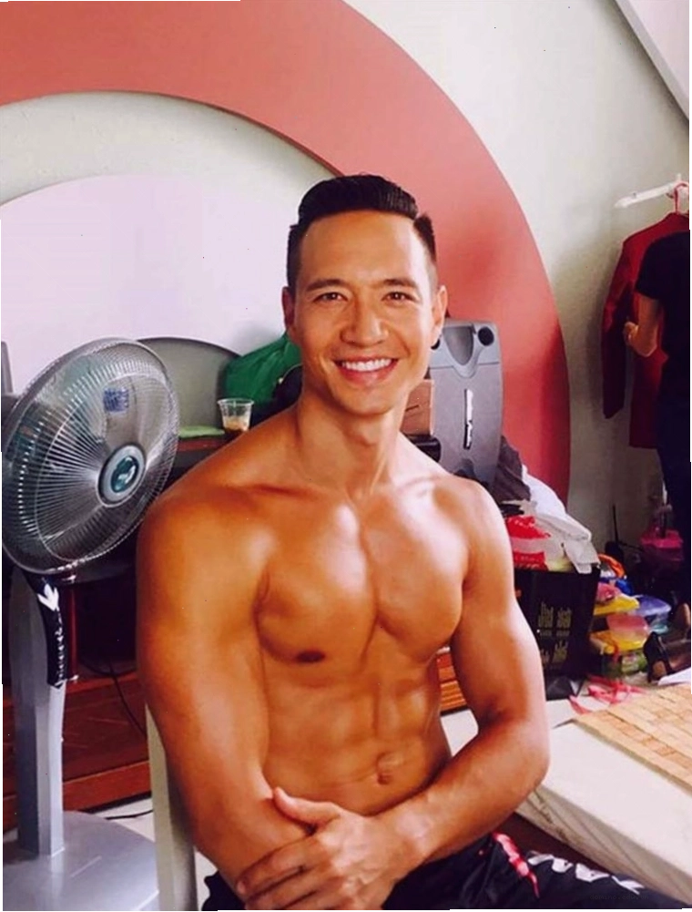Người đàn ông đang thực hiện bài tập plank