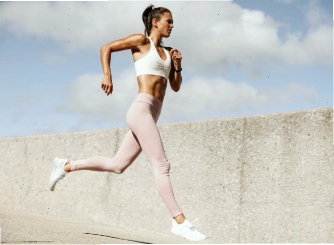 Người đàn ông đang thực hiện bài tập squat với tạ