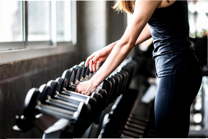 Người đàn ông đang thực hiện bài tập squats với tạ đòn