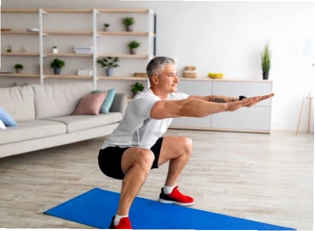Người đàn ông lớn tuổi thực hiện bài tập Squat, tăng cường sức mạnh cơ bắp chân và hông
