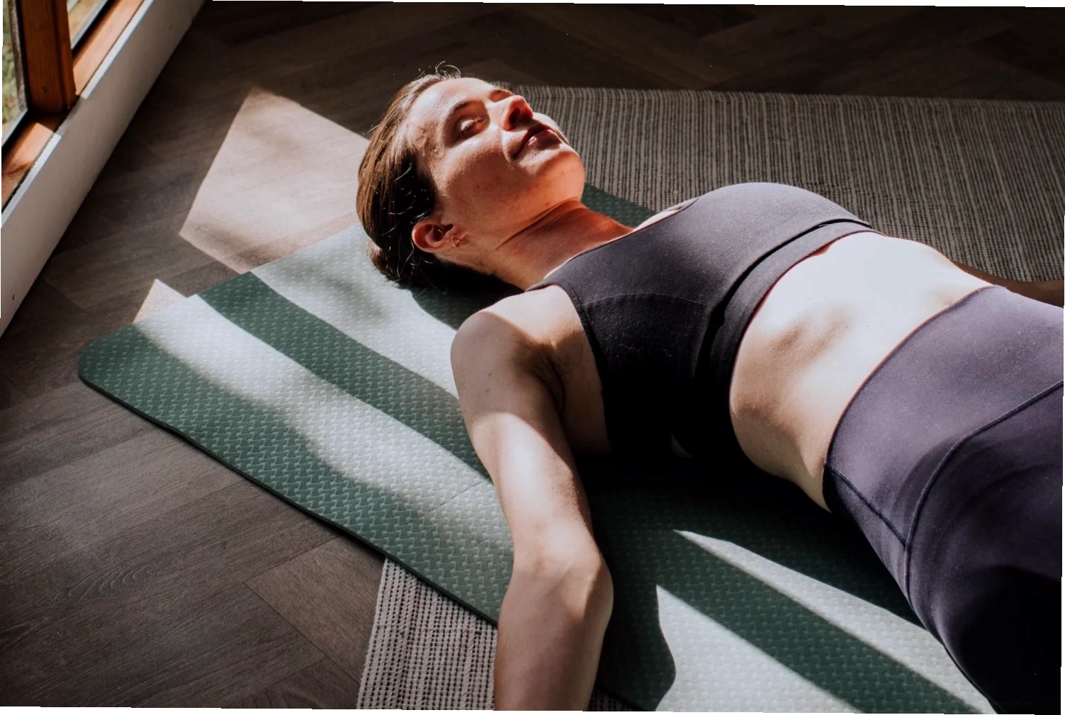 Người đàn ông nằm nghỉ trong tư thế Savasana được hỗ trợ