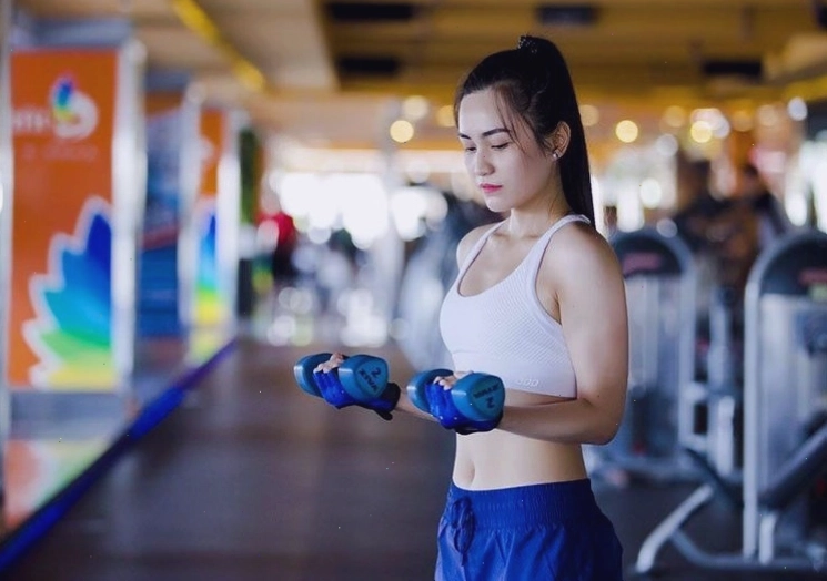 Người đàn ông tập luyện với tạ, minh họa cho việc tăng cường sức mạnh trí não và thể chất